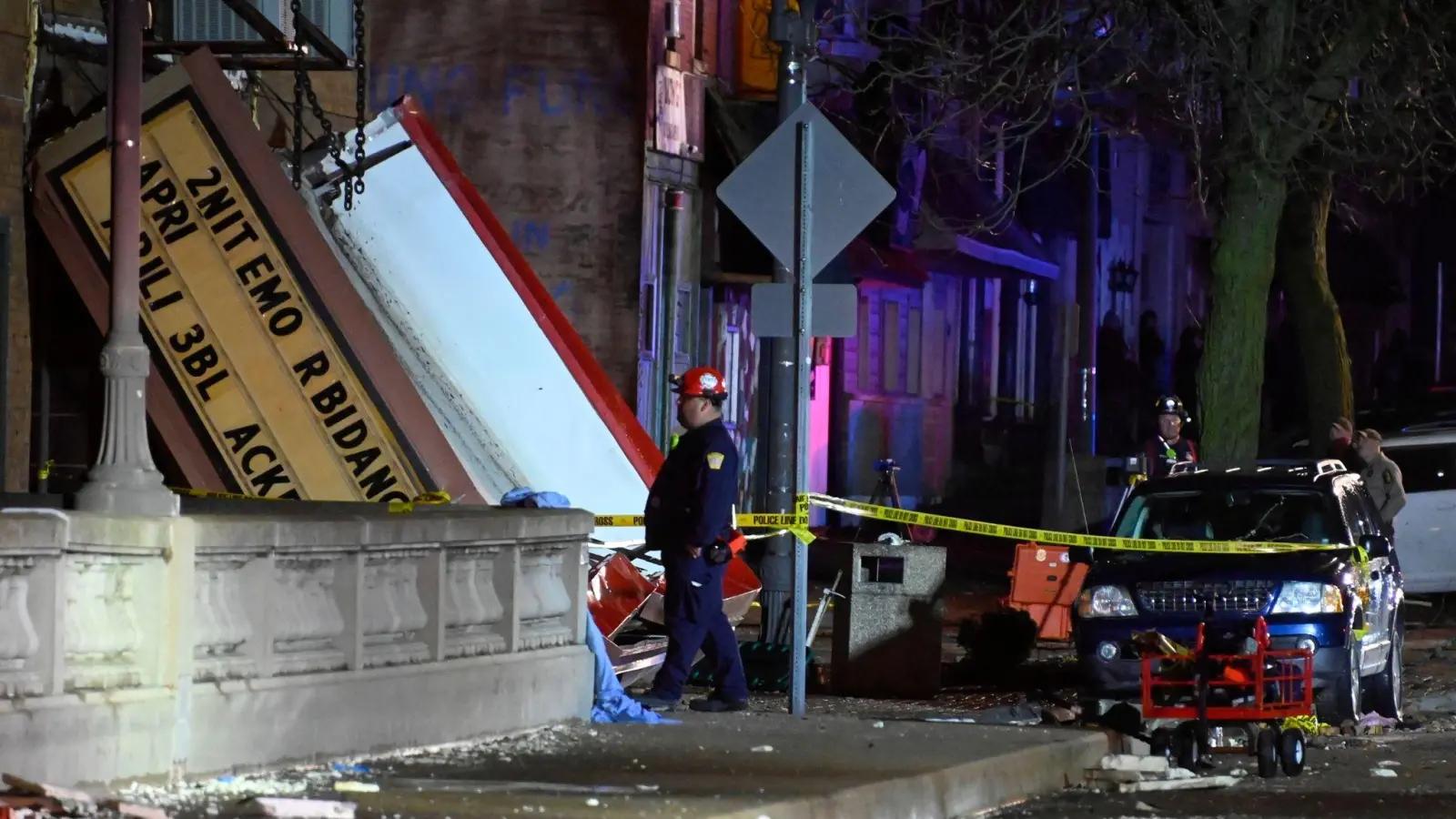 Ermittler inspizieren das Apollo-Theater in der Kleinstadt Belvidere im Bundesstaat Illinois, nachdem ein heftiger Sturm während eines Konzerts Schäden verursacht hat. (Foto: Matt Marton/FR170980 AP/AP)