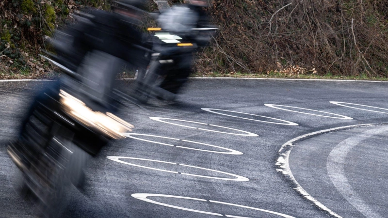 Ein Fahrfehler brachte laut einem Polizeibericht einen 23-jährigen Motorradfahrer zum Sturz. (Symbolbild: dpa/Benjamin Westhoff)