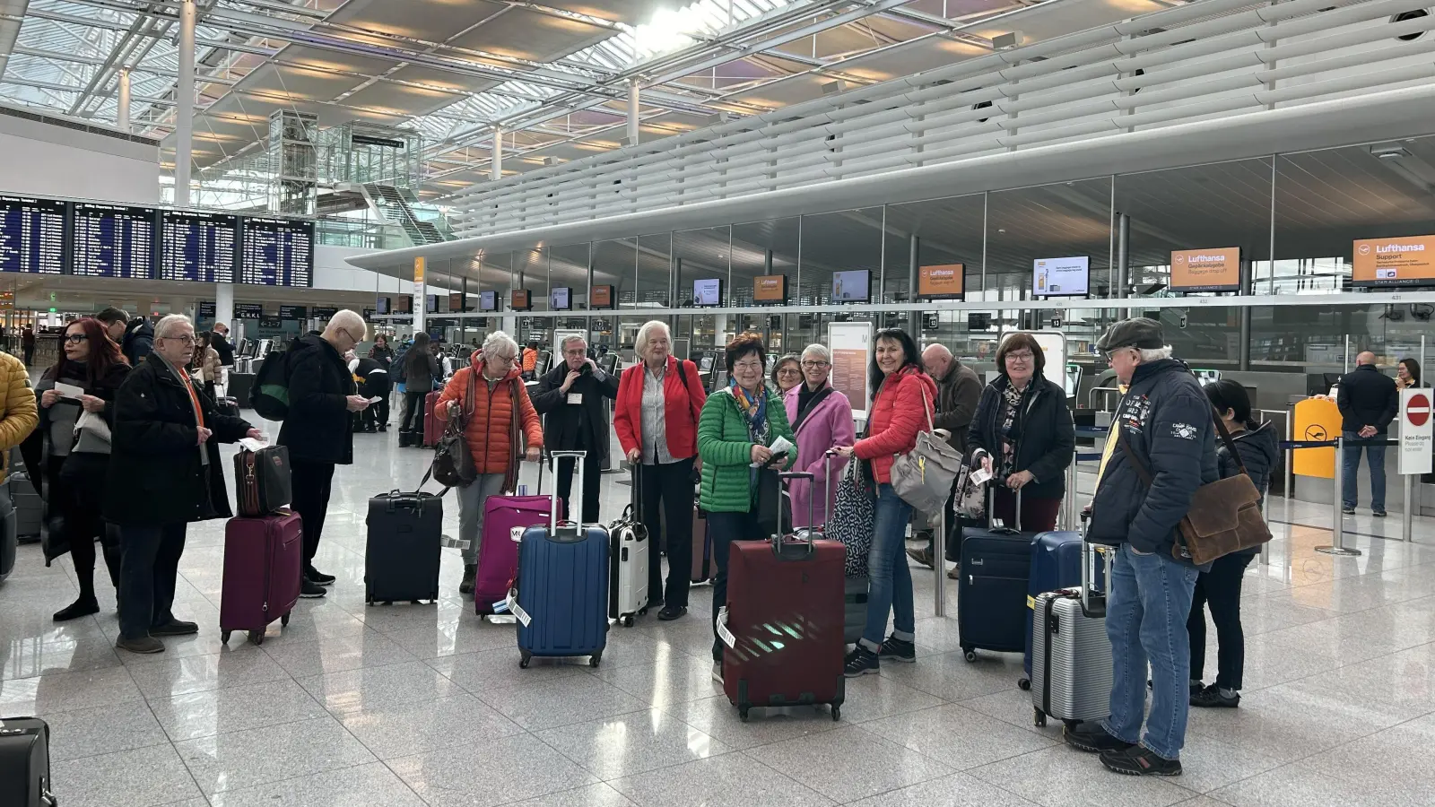 Nach der Fahrt mit dem Bus von Ansbach nach München, stand das Einchecken auf dem Programm. Chefredakteurin Gudrun Bayer (mittig im pinken Mantel) hatte die 21-köpfige Gruppe bis zum<br> Flughafen begleitet. (Foto: Ute Niephaus)