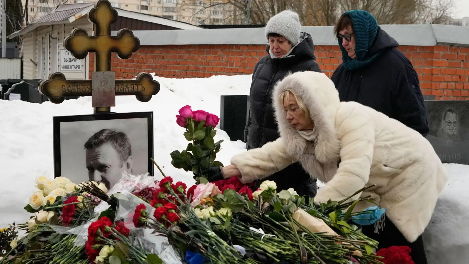 Am Borissowskoje-Friedhof in Moskau, wo Alexej Nawalnys Grab ist, können Menschen Blumen niederlegen. Der Kreml weist Vorwürfe westlicher Politiker zurück, dass Nawalny vergiftet worden sei.  (Foto: Alexander Zemlianichenko/AP/dpa)