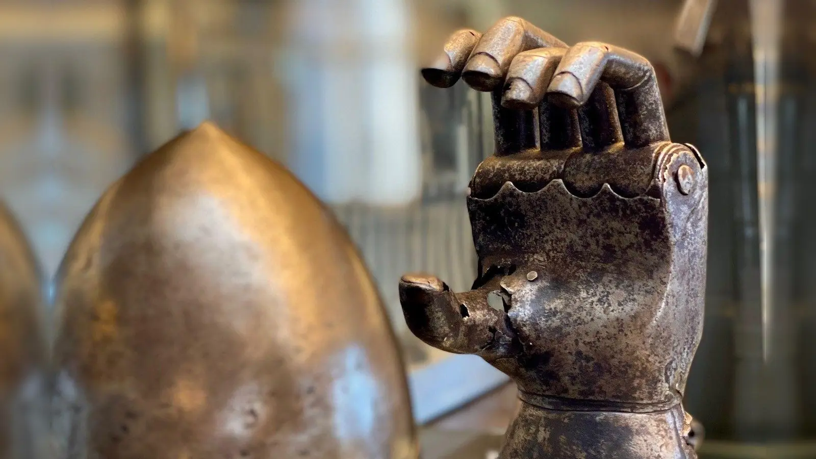 Auch eine eiserne Hand gibt es in der Ausstellung „Waffen einer Reichsstadt“ ab dem 1. Juni zu sehen. (Foto: Rothenburg Tourismus Service)