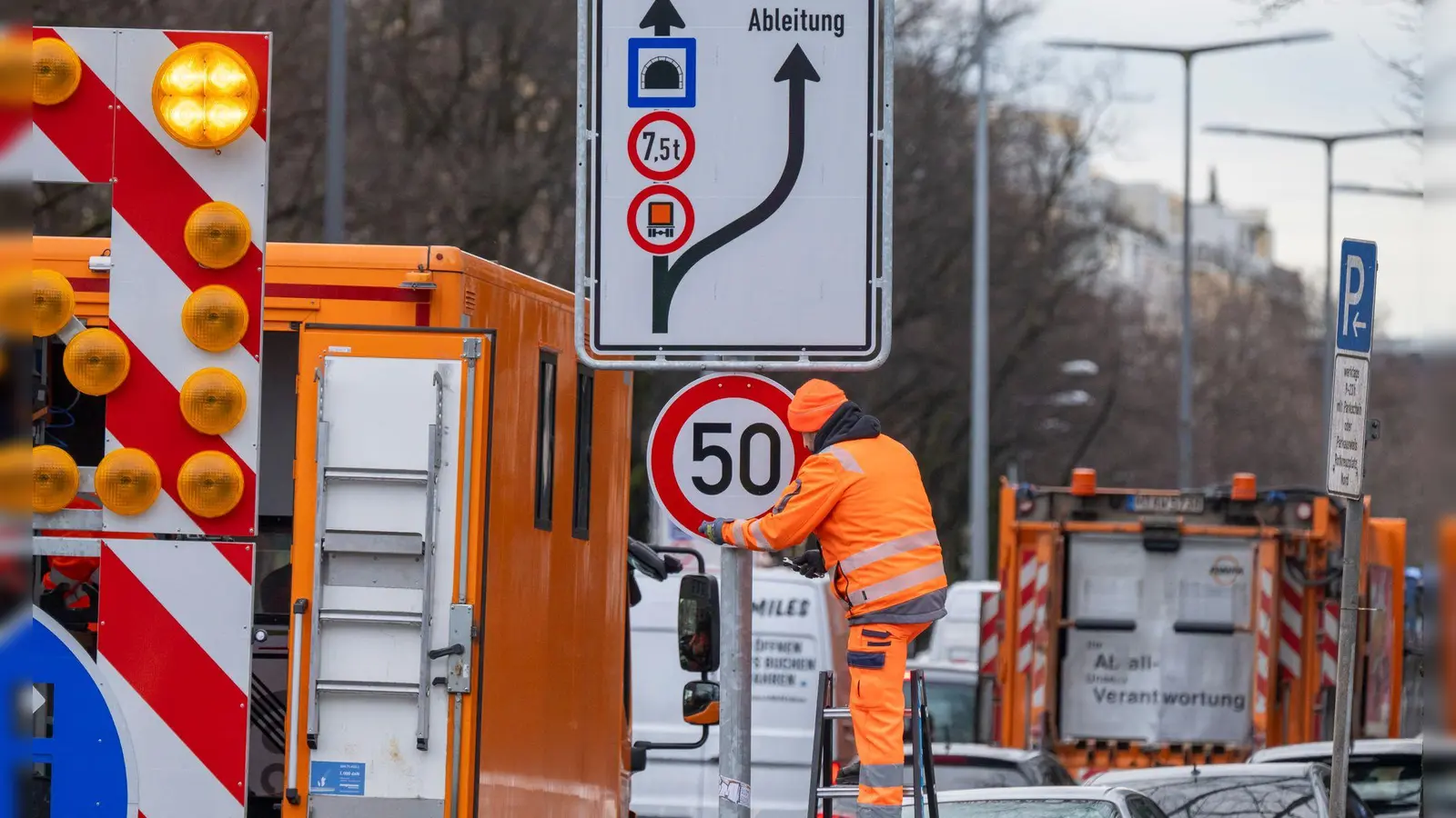 Seit Dienstag dürfen Autofahrer wieder mit bis zu 50 Kilometern pro Stunde über die Landshuter Allee fahren. (Archivbild) (Foto: Peter Kneffel/dpa)