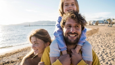 Die Sonne scheint und alle sind happy: So soll es sein im Familienurlaub - und mit ein bisschen Kompromissbereitschaft und Flexibilität gelingt das auch. (Foto: Joseffson/Westend61/dpa-tmn)