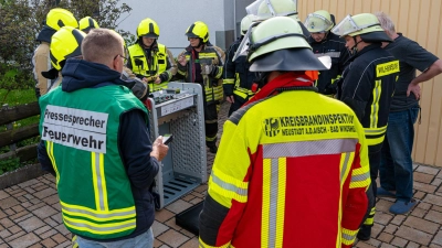 Nochmal Glück gehabt: Zu einem echten Brand des Stromspeichers kam es nicht. Die Feuerwehrler trugen mehrere Bauelemente sicherheitshalber ins Freie. (Foto: Mirko Fryska)