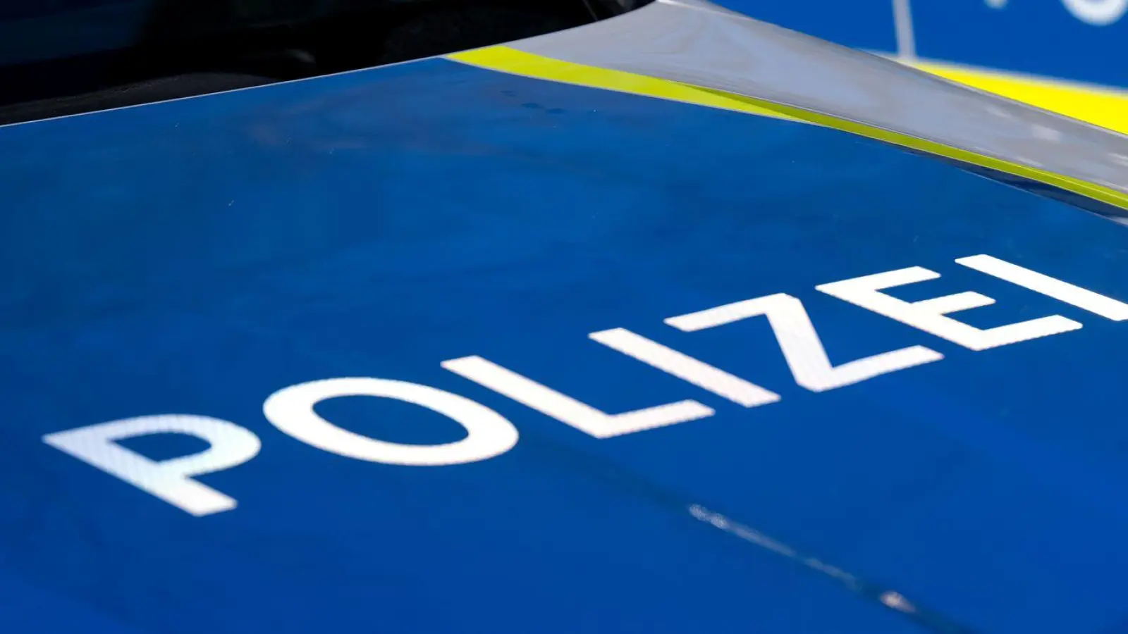 Laut Polizei wollte ein 35-Jähriger den Verletzten eines Unfalls helfen, sicherte aber in der Eile sein Auto nicht richtig. Es kam zu einem zweiten Unfall. (Symbolbild) (Foto: Sven Hoppe/dpa)