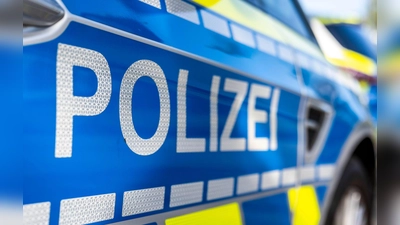 Ein Wagen überschlug sich mehrfach und blieb auf dem Dach in einem Maisfeld neben der A7 liegen. (Symbolbild) (Foto: David Inderlied/dpa)