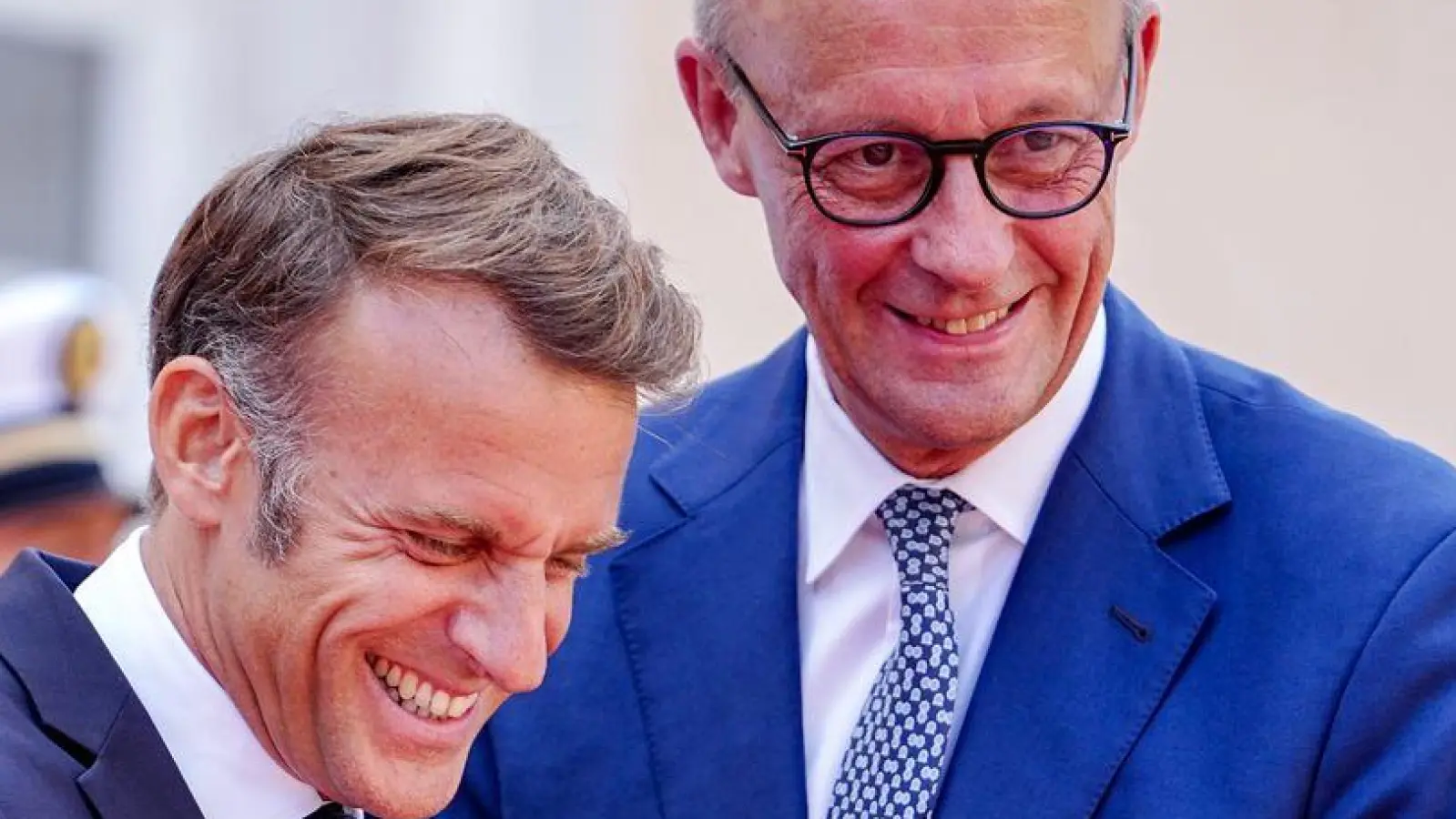 Wie zwei alte Freunde begrüßen sich Macron und Merz vor dem Fort du Cap Brun über der Cote d&#39;Azur. (Foto: Kay Nietfeld/dpa)