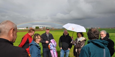 Die ÖDP-Europaabgeordnete Manuela Ripa (mit Schirm) und der Betroffene Jürgen Wolf (links neben ihr) trafen sich mit anderen Politikern aus der Region auf dem kontaminierten Feld vor der US-Kaserne in Katterbach. (Foto: Jonas Volland)