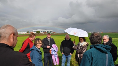 Die ÖDP-Europaabgeordnete Manuela Ripa (mit Schirm) und der Betroffene Jürgen Wolf (links neben ihr) trafen sich mit anderen Politikern aus der Region auf dem kontaminierten Feld vor der US-Kaserne in Katterbach. (Foto: Jonas Volland)