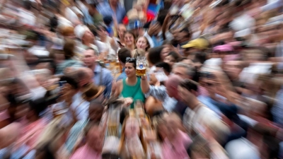 In der Enge der Bierzelte verbreiten sich Viren besonders leicht.  (Foto: Sven Hoppe/dpa/dpa-tmn)