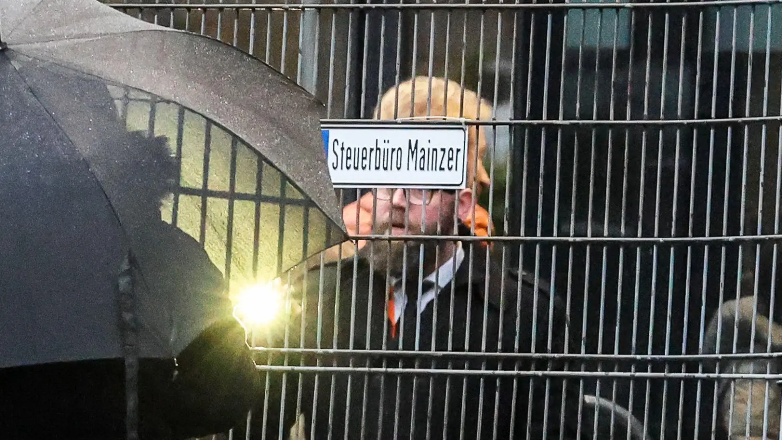 Moderator Thomas Gottschalk (hinten M, orangefarbene Jacke) kommt vor der RTL-Show „Denn sie wissen nicht, was passiert“ am Studio an. (Foto: Christoph Reichwein/dpa)