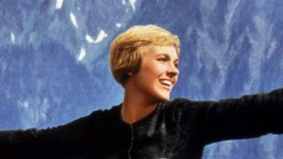 Die berühmte Szene aus „The Sound of Music“ („Meine Lieder, meine Träume“) mit Julie Andrews auf einer Alpenwiese. (Foto: -/Disney+/dpa)