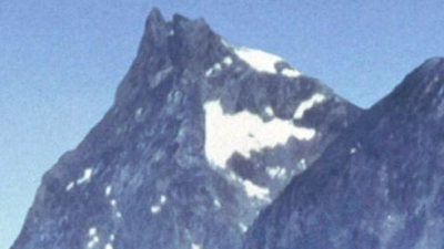 Die berühmte Szene aus „The Sound of Music“ („Meine Lieder, meine Träume“) mit Julie Andrews auf einer Alpenwiese. (Foto: -/Disney+/dpa)