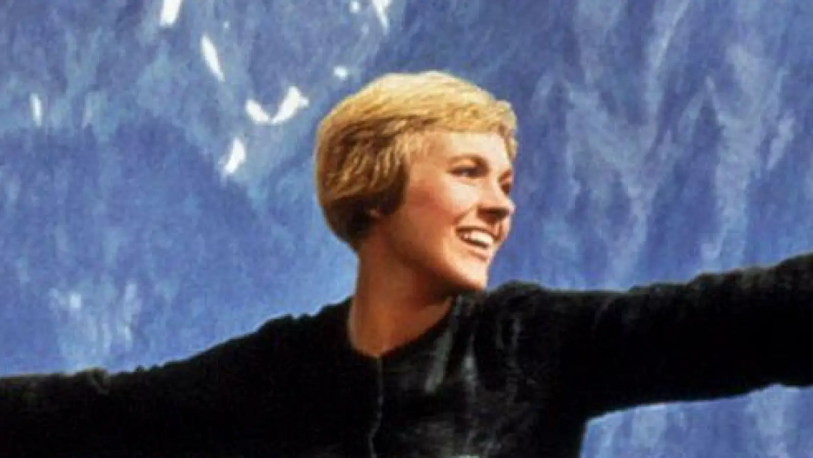 Die berühmte Szene aus „The Sound of Music“ („Meine Lieder, meine Träume“) mit Julie Andrews auf einer Alpenwiese. (Foto: -/Disney+/dpa)