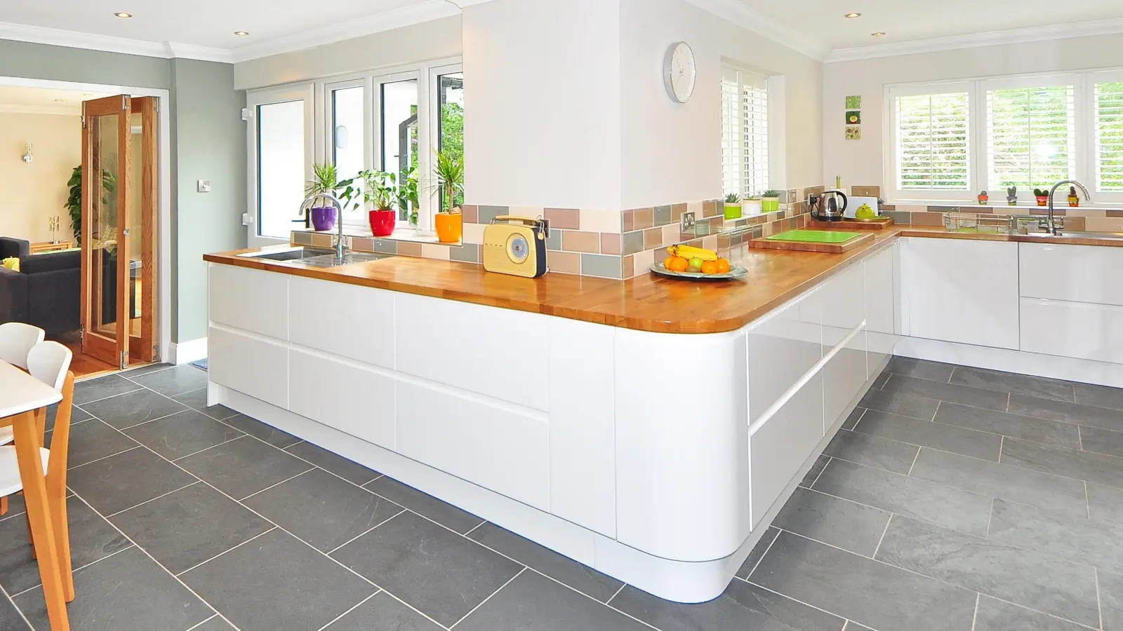 Wer Fliesen und Co. für sein Zuhause sucht, findet im Frühjahr dafür teils günstige Konditionen. (Foto: Pixabay)