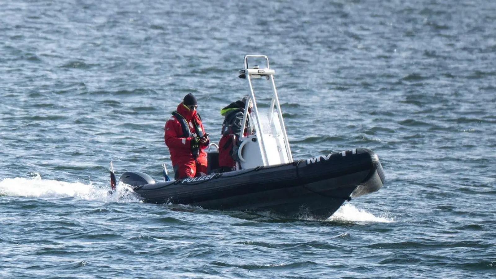 Die Polizei war auf der Ostsee unterwegs, um den Buckelwal zu betreuen.  (Foto: Philip Dulian/dpa)