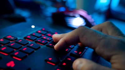 Ein Hacker erschleicht sich Fernzugriff auf den PC. (Symbolbild) (Foto: Nicolas Armer/dpa)