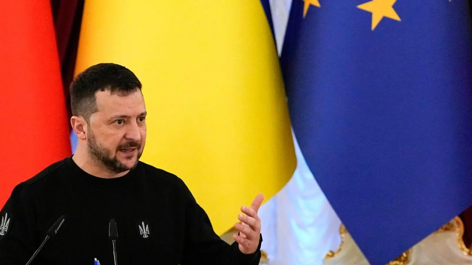 Will einen schnellen EU-Beitritt: Der ukrainische Präsident Wolodymyr Selenskyj, hier bei einer Pressekonferenz mit EU-Kommissionspräsidentin Ursula von der Leyen. (Archivbild) (Foto: Efrem Lukatsky/AP/dpa)