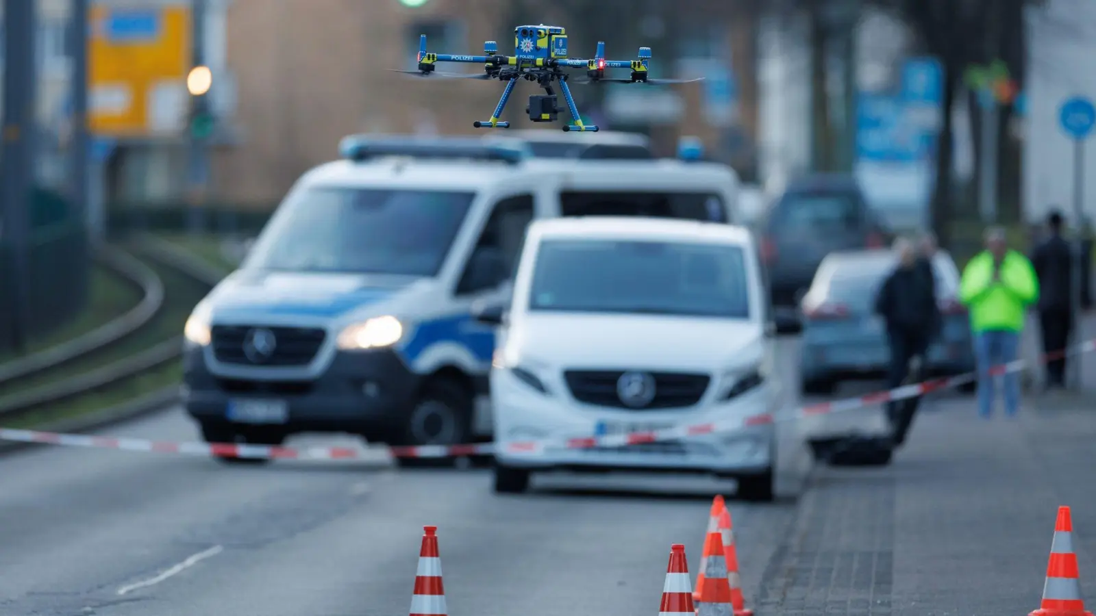 Nach den Schüssen in der Nähe des Landgerichts Bielefeld ermittelt die Polizei zu den Hintergründen. (Foto: Friso Gentsch/dpa)