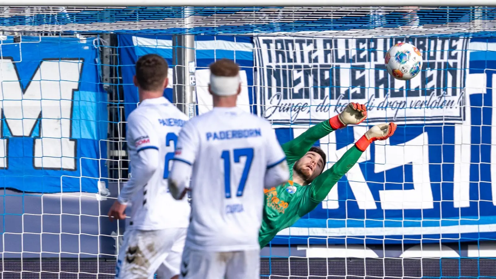 Paderborns Torwart Dennis Seimen parierte zahlreiche Chancen der Bochumer.  (Foto: David Inderlied/dpa)