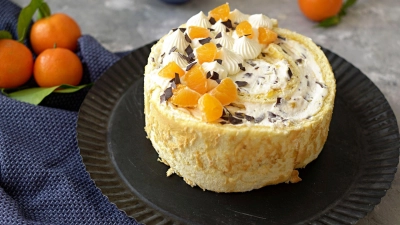 Mit ihrem gewickelten Biskuitboden und cremig-fruchtiger Füllung macht sich diese Torte auf jeder festlichen Kaffeetafel gut. (Foto: Mareike Pucka/biskuitwerkstatt.de/dpa-tmn)