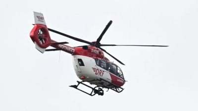 Mit einem Hubschrauber wird das Mädchen in eine Klinik geflogen. (Symbolbild) (Foto: Bernd Weißbrod/dpa)