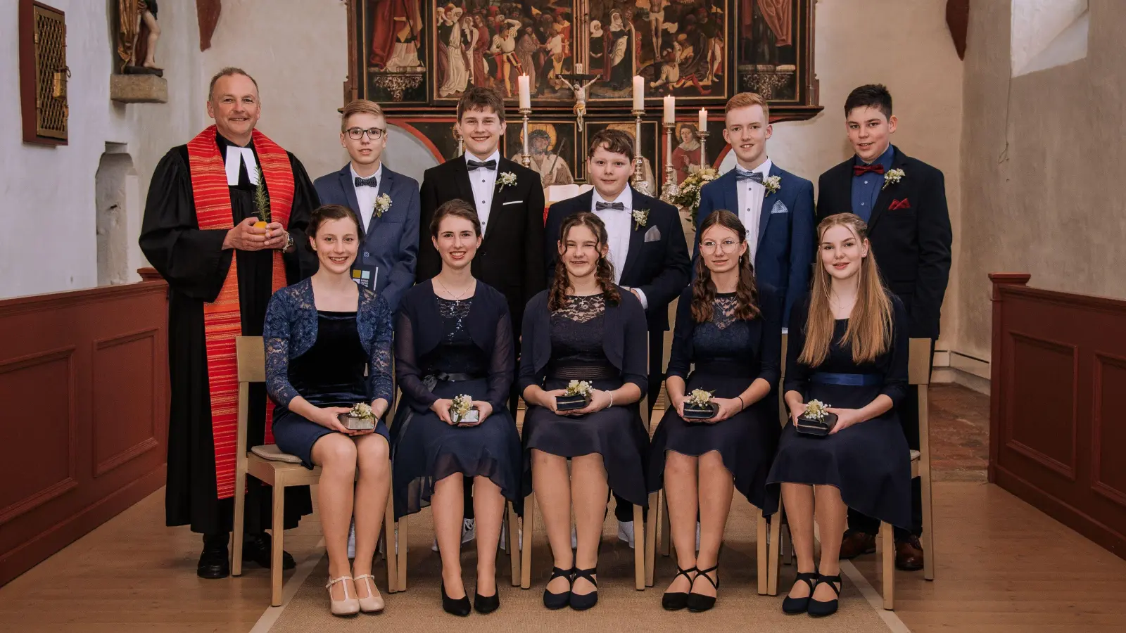 Zehn junge Frauen und Männer wurden in Segringen von Pfarrer Dr. Markus Roth gesegnet. (Foto: Sarah Korn Fotografie)