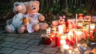 Jemand hat Teddybären neben die Kerzen gesetzt. (Foto: Daniel Vogl/dpa)