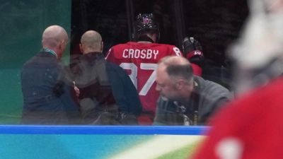 Kanadas Kapitän Sidney Crosby ging vorzeitig verletzt in die Kabine. (Foto: Carolyn Kaster/AP/dpa)