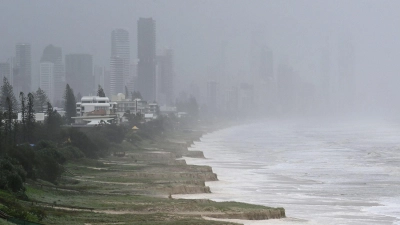 Die hohen Wellen zerstörten bei Touristen beliebte Strände an der Gold Coast. (Foto: Dave Hunt/AAP/dpa)