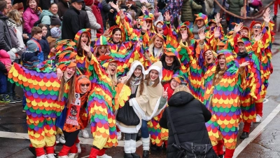 Narren beim Faschingsumzug in Würzburg. Franken gilt bayernweit als Fastnachtshochburg. (Foto: Daniel Löb/dpa)