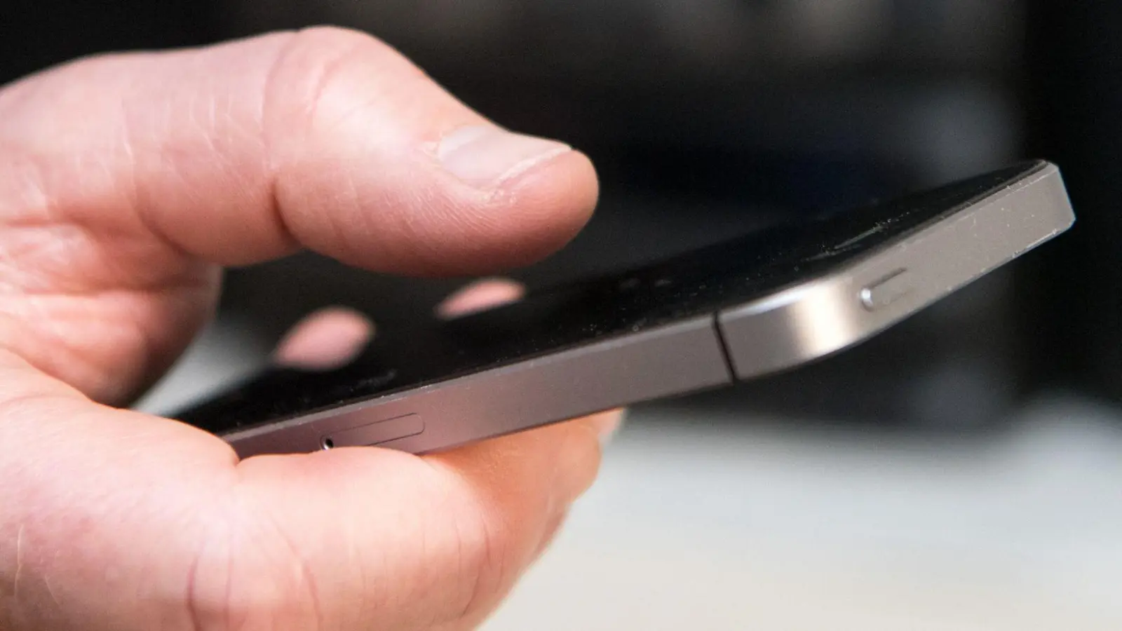 Ein Vater nutzte in Ansbach sein Handy, um das gestohlene Handy seiner Tochter zu finden.  (Symbolbild: Andrea Warnecke/dpa-tmn)