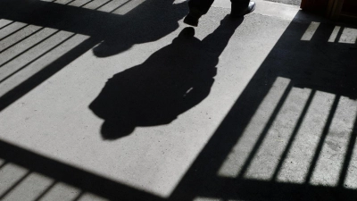 Auch wenn die Zahl der Verurteilten in Bayern zuletzt leicht zurückgegangen ist, gibt die neuste Strafverfolgungsstatistik viel Grund zur Beunruhigung. (Illustration) (Foto: Felix Kästle/dpa)