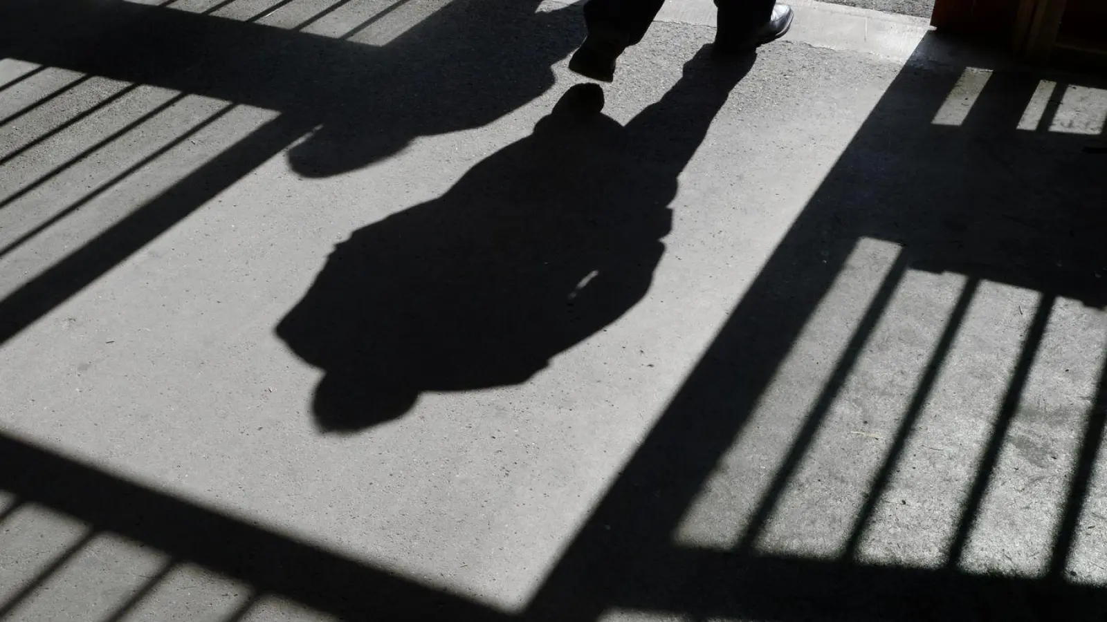 Auch wenn die Zahl der Verurteilten in Bayern zuletzt leicht zurückgegangen ist, gibt die neuste Strafverfolgungsstatistik viel Grund zur Beunruhigung. (Illustration) (Foto: Felix Kästle/dpa)