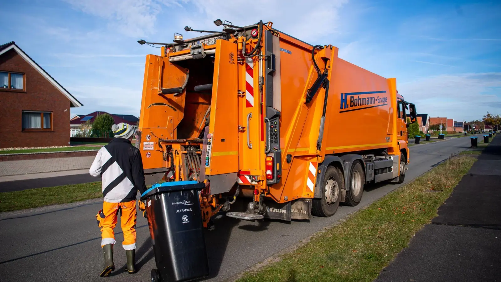 Die Müllabfuhr muss nach einem Urteil bei schmalen Zufahrtswegen nicht rückwärts zu einem Grundstück fahren, um den Müll abzuholen. (Foto: Sina Schuldt/dpa)