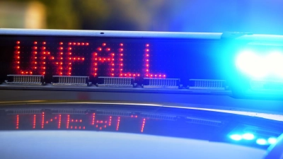 Am Freitagabend ist es in der Nähe von Brunn zu einem Unfall gekommen. Eine 25-Jährige hat sich mit ihrem Auto überschlagen und dabei leicht verletzt. (Symbolbild: Stefan Puchner/dpa)