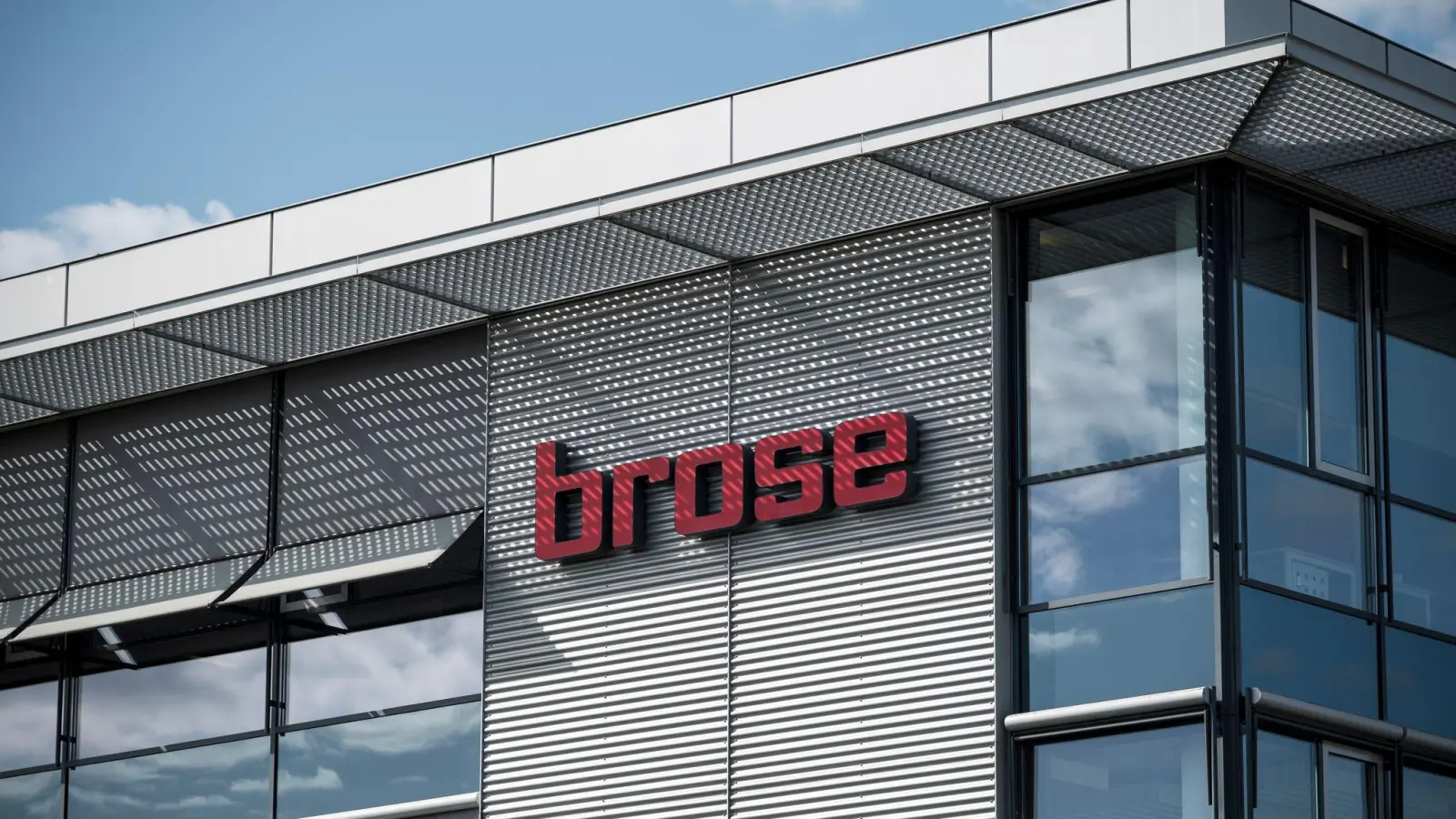 Der Coburger Automobilzulieferer Brose will sich künftig am Bau von Raumfahrtsatelliten beteiligen. (Foto: Daniel Vogl/dpa)