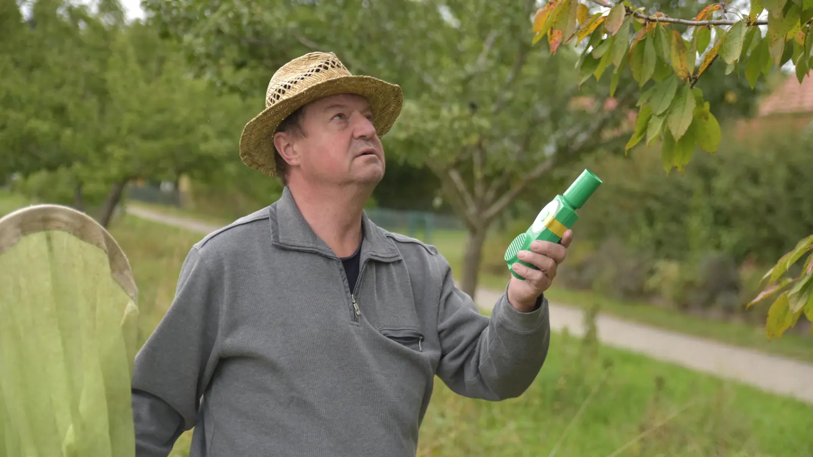 Ulrich Meßlinger bei der Suche nach Heuschrecken. Für die Bestimmungen, wo es noch welche Arten gibt, ist ein Bat-Detektor unverzichtbar. (Foto: Manfred Blendinger)