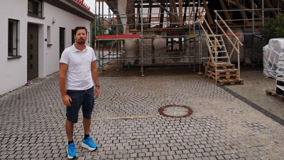 Robert Domocos führt seinen Betrieb seit 2025 aus dem Wilhermsdorfer Ortsteil Dippoldsbetrg. Gegen die Ablehnung seines Bauantrags für ein Mehrfamilienhaus will er jetzt klagen.  (Foto: Heinz Wraneschitz)