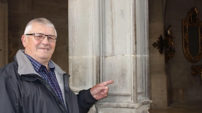 Der Sammenheimer Schreinermeister Ernst Stieglitz deutet auf das Zeichen, mit dem sich sein Vorfahre ins Dinkelsbühler Münster St. Georg eingraviert hat. (Foto: Michael Stieglitz)