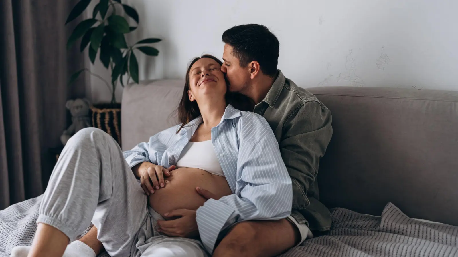 Bald zu dritt, aber vorher noch etwas Spaß zu zweit? Eine Schwangerschaft verändert das Sexleben.  (Foto: Katsiaryna Andreyeshchava/Westend61/dpa-tmn)