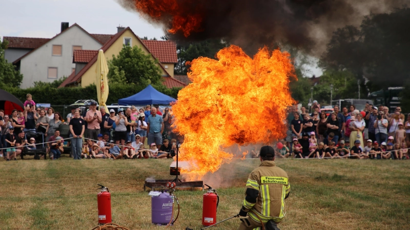 Das passiert, wenn man brennendes Fett mit Wasser löscht: Eine Explosion dieser Art simulierte die Feuerwehr am Blaulichttag. (Foto: Alexander Biernoth)
