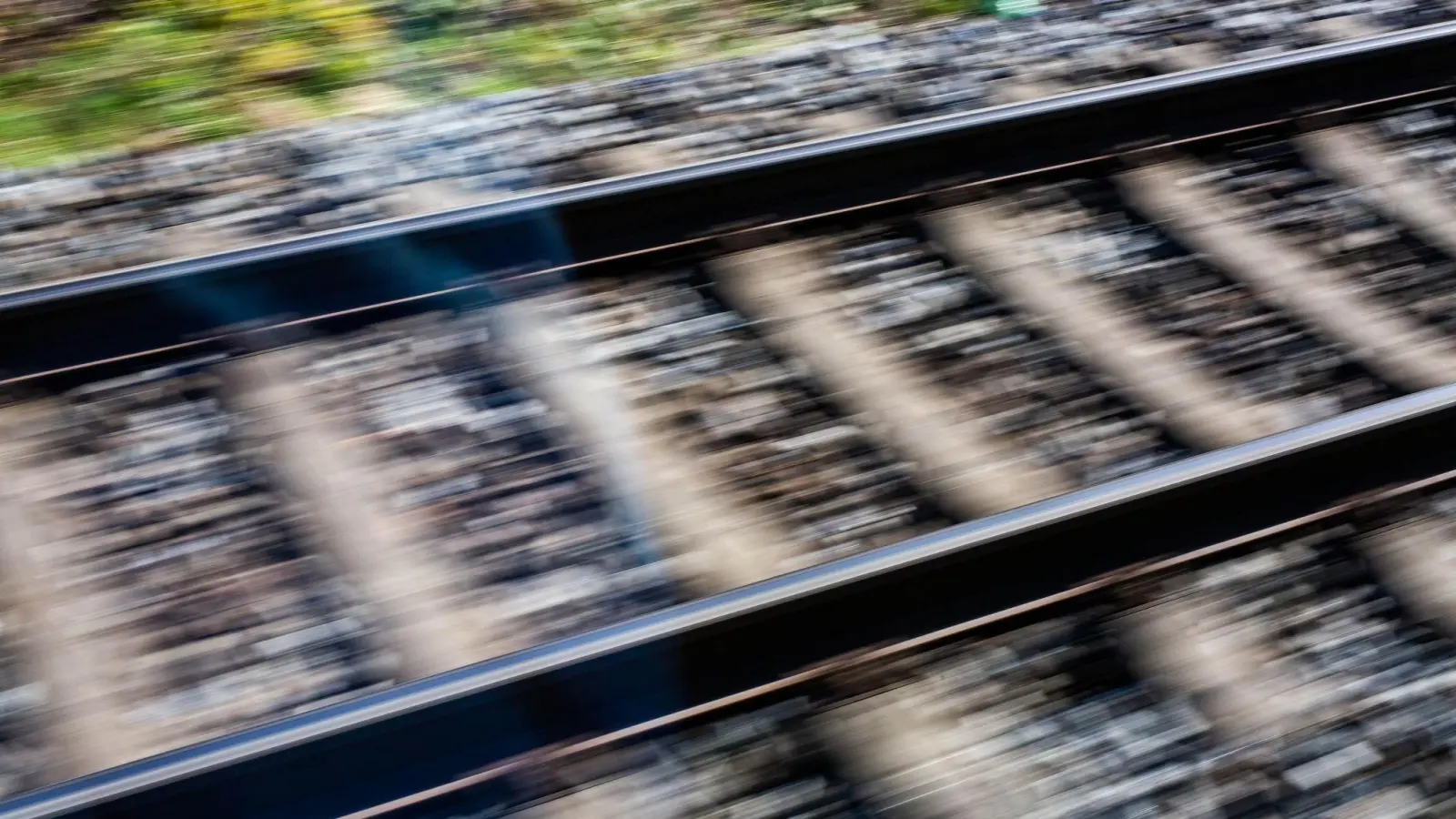 Auf der Strecke ist der Zugverkehr laut Bahn „massiv beeinträchtigt“. (Symbolbild) (Foto: Philipp von Ditfurth/dpa)