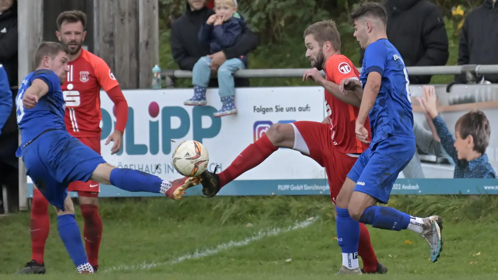 Der dreifache Tim Müller (rechts, hier gegen den Eyber Luca Lenz) erzielte beim 3:0 gegen Stopfenheim alle Dinkelsbühler Tore. (Foto: Martin Rügner)