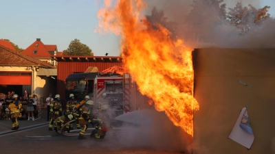 Einer der Höhepunkte des Tags der Feuerwehr ist am Samstag eine spektakuläre Übung. Ein zunächst kleiner Brand in einer Wohnküche wirkt sich stark aus. Die Feuerwehrleute kommen gerade rechtzeitig, um zu löschen. (Foto: Oliver Herbst)