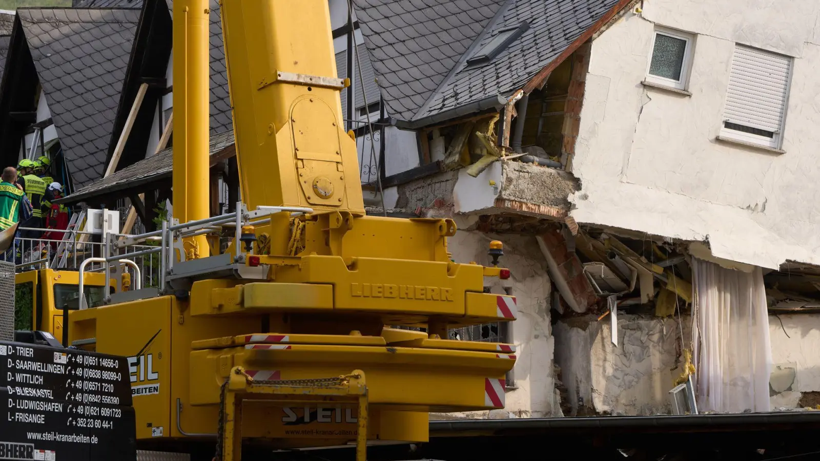 Seit Tagesanbruch zeigen sich in Kröv erschreckende Bilder.  (Foto: Thomas Frey/dpa)