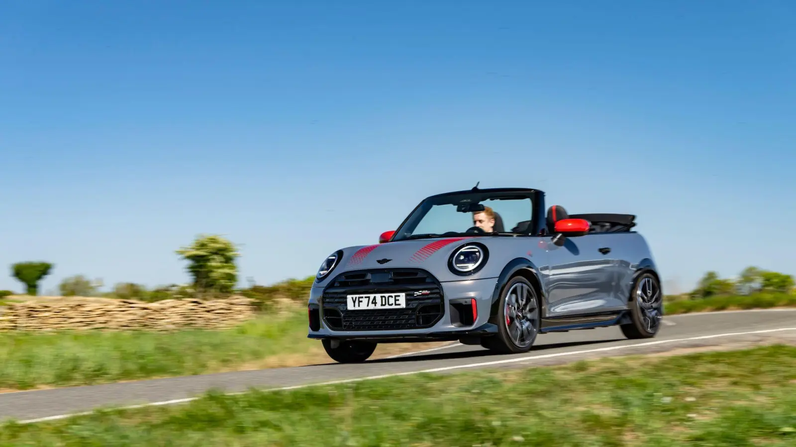 Dieser Mini kann auch Maxi: Der neue Mini John Cooper Works sprintet in 6,1 Sekunden auf 100 - auf Wunsch auch unter freien Himmel.. (Foto: Bernhard Filser/BMW Group/dpa-tmn)