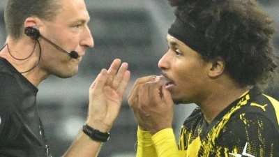 Fiel gegen Gladbach nur mit einem Ausraster und durch Diskutieren statt mit Leistung auf: Karim Adeyemi. (Archivbild) (Foto: Bernd Thissen/dpa)