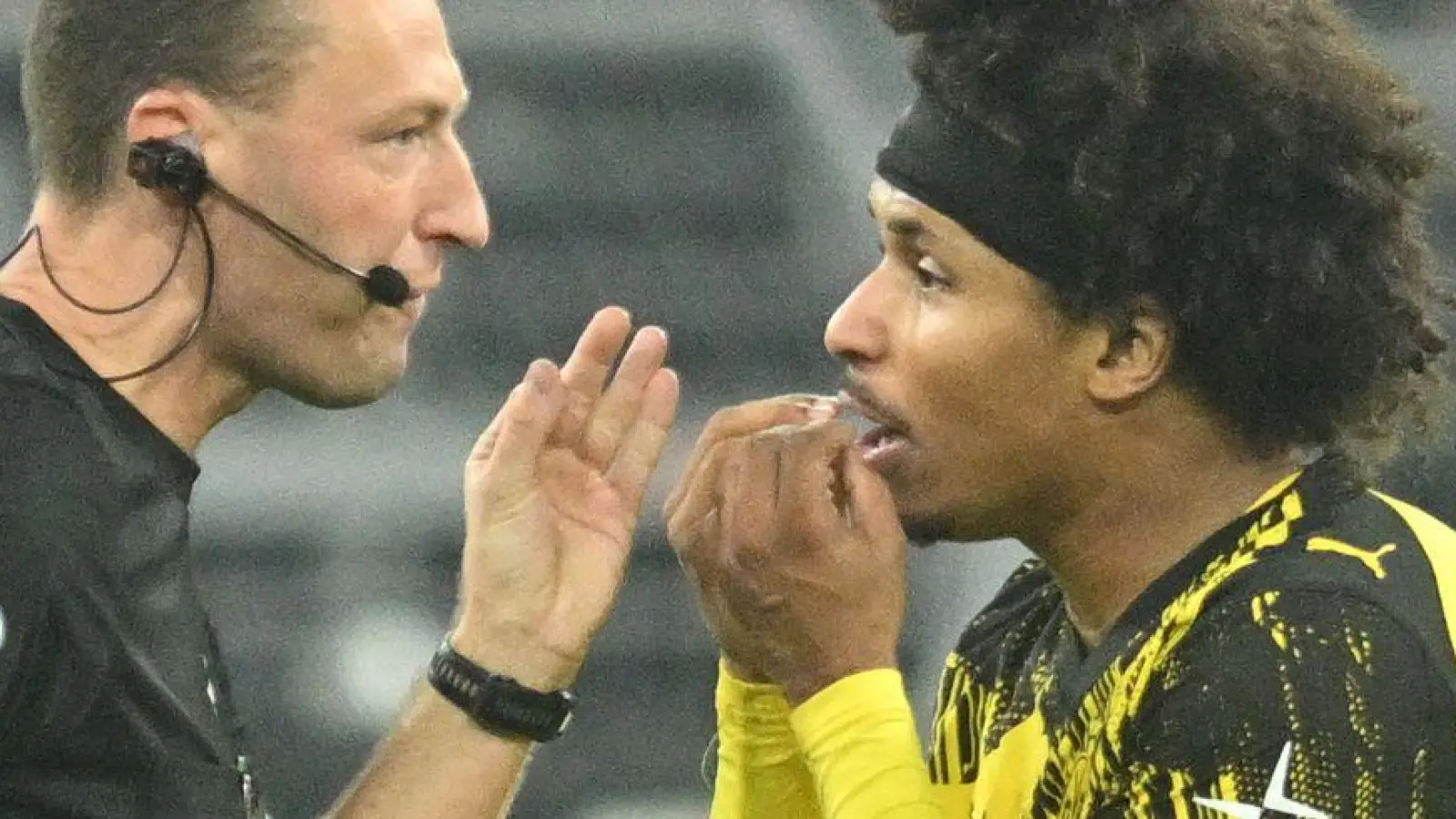 Fiel gegen Gladbach nur mit einem Ausraster und durch Diskutieren statt mit Leistung auf: Karim Adeyemi. (Archivbild) (Foto: Bernd Thissen/dpa)