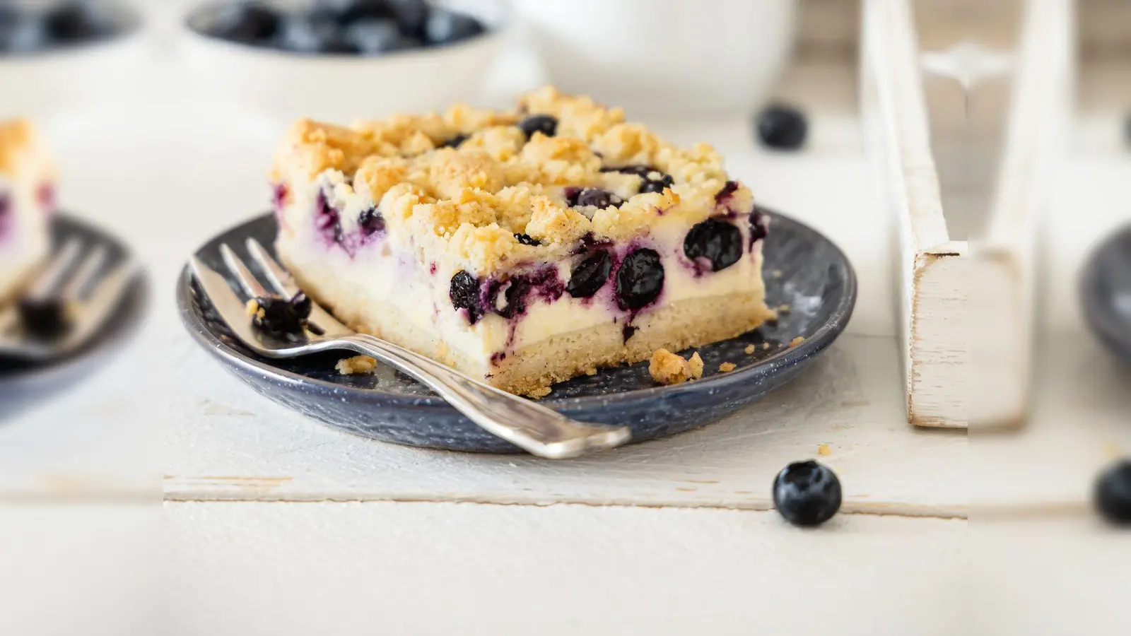 Streusel und Blaubeeren machen den Käsekuchen knusprig und fruchtig.  (Foto: Sonja Bauer/dpa-tmn)